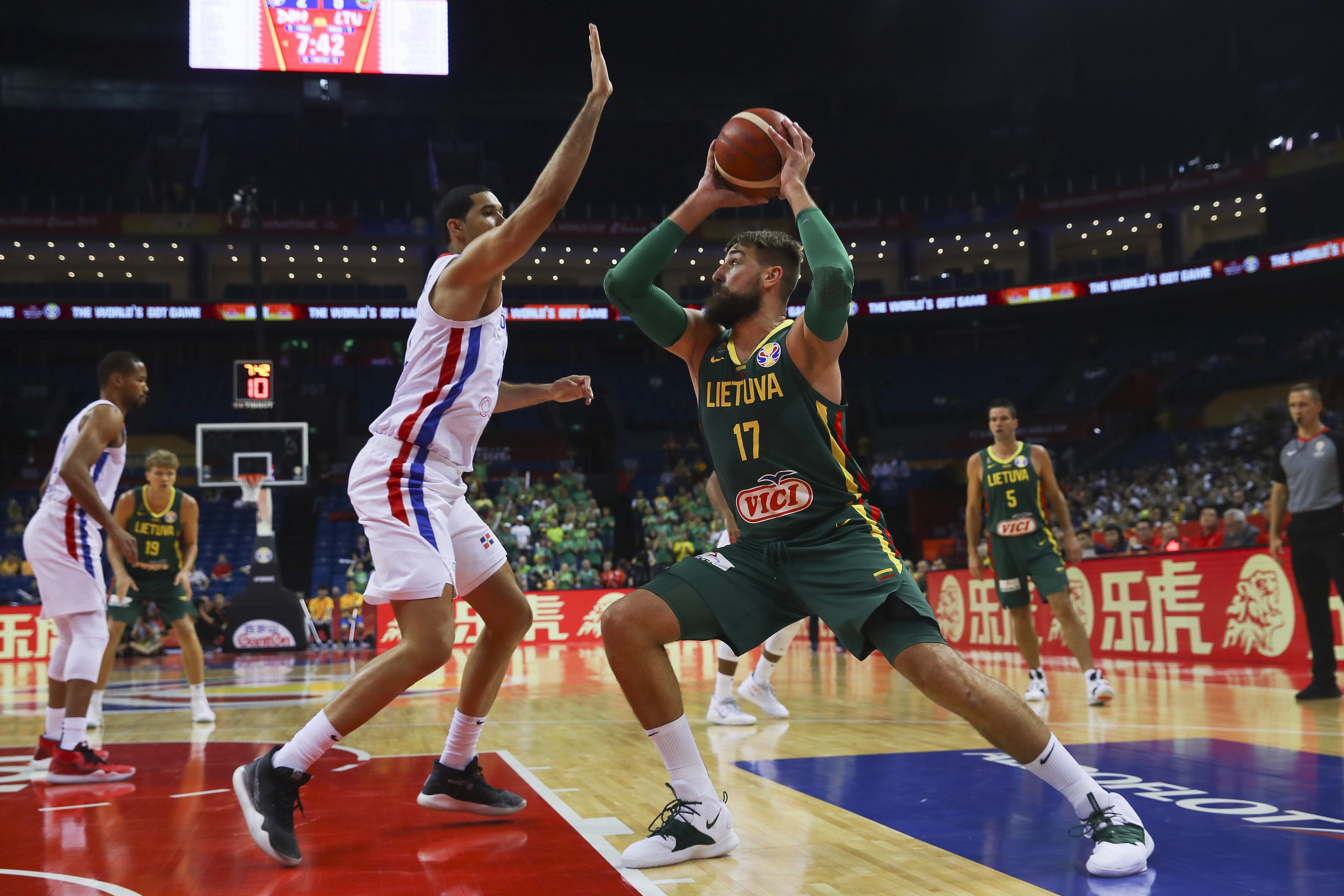 ELTA1219624 Pekinas, rugsėjo 9 d. (ELTA). Kinijoje vykstančio pasaulio vyrų krepšinio čempionato antrojo etapo L grupės rungtynėse pirmadienį Lietuvos rinktinė 74:55 (19:14, 19:10, 14:15, 22:16) nugalėjo Dominikos respublikos ekipą. IP 2019.09.0