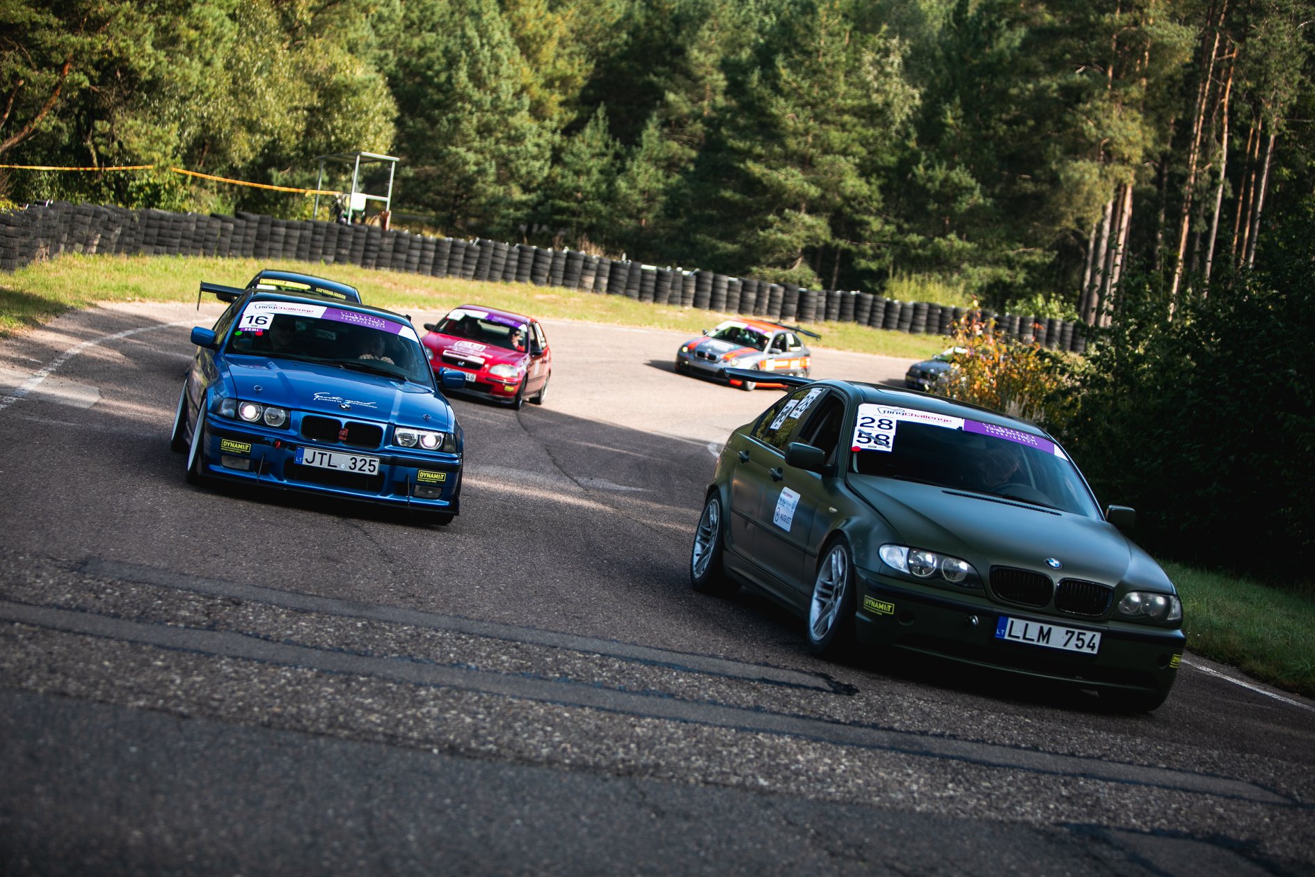 Varzybu-akimirka-Lenktyniniai-automobiliai-1-Egidijaus-Babelio-nuotrauka-teises-suderintos