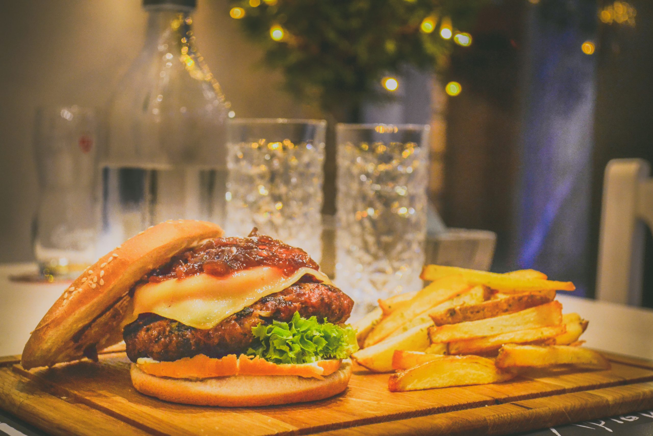 beef-bread-bun-burger-calories-cheese-1418586-pxhere.com_