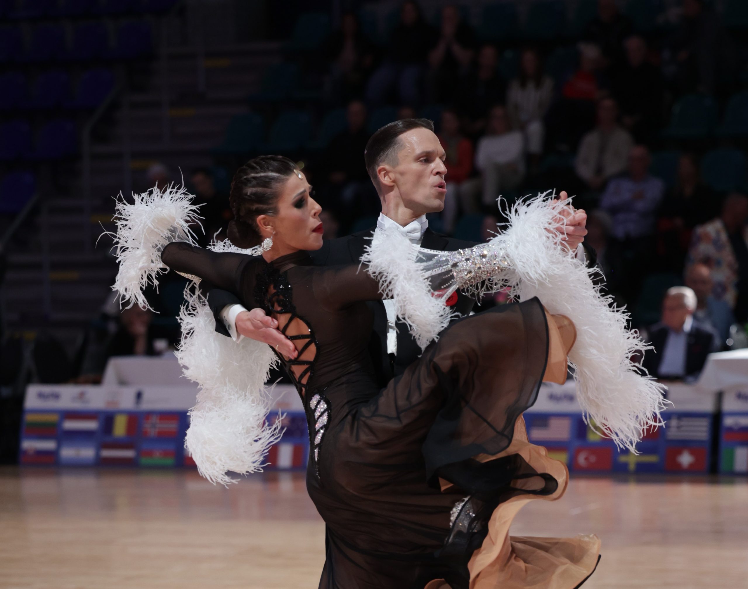 02-V.-ir-V.-Laciciu-sokis-vertintoju-nepaliko-abejingais