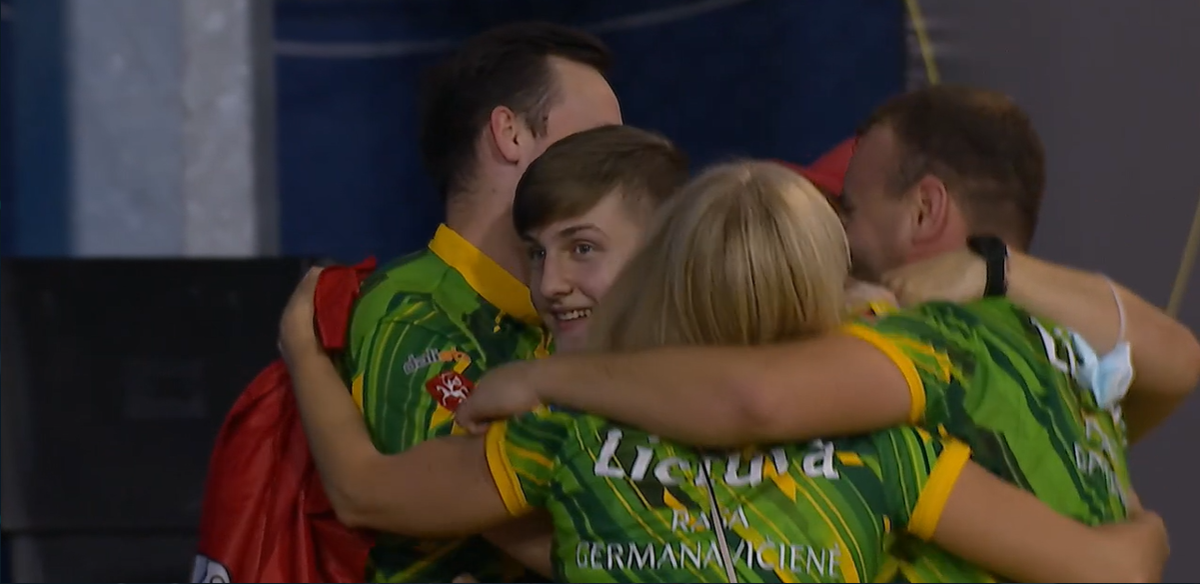 Laurynas-Narusis-komandos-draugu-apsuptyje