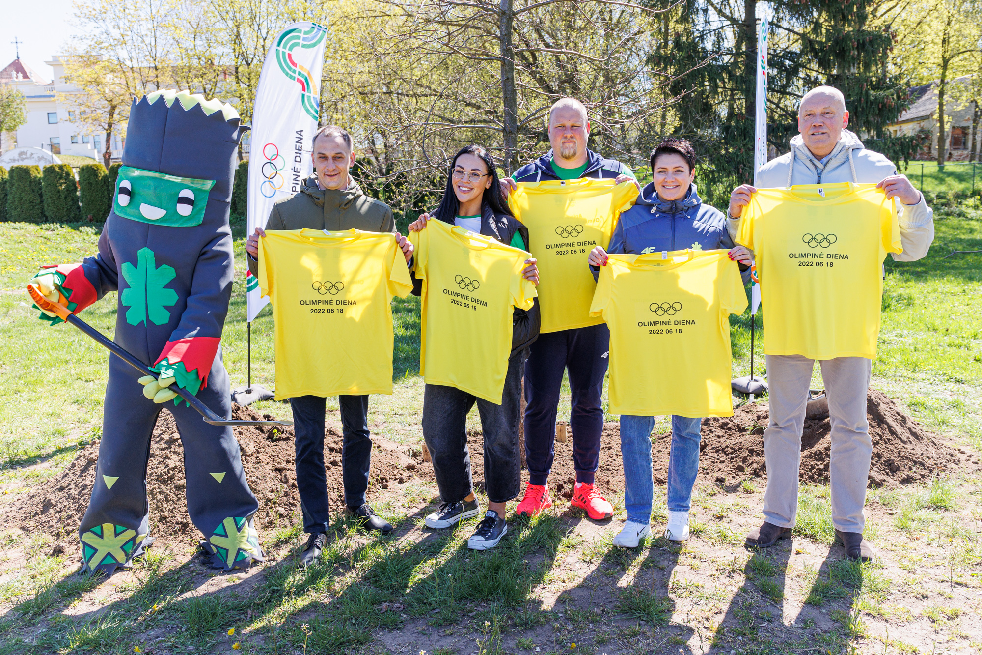 Olimpine-diena_Spaudos-konferencijos-dalyviai-prie-LTeam-azuolo_Roko-Tanio-nuotr-2