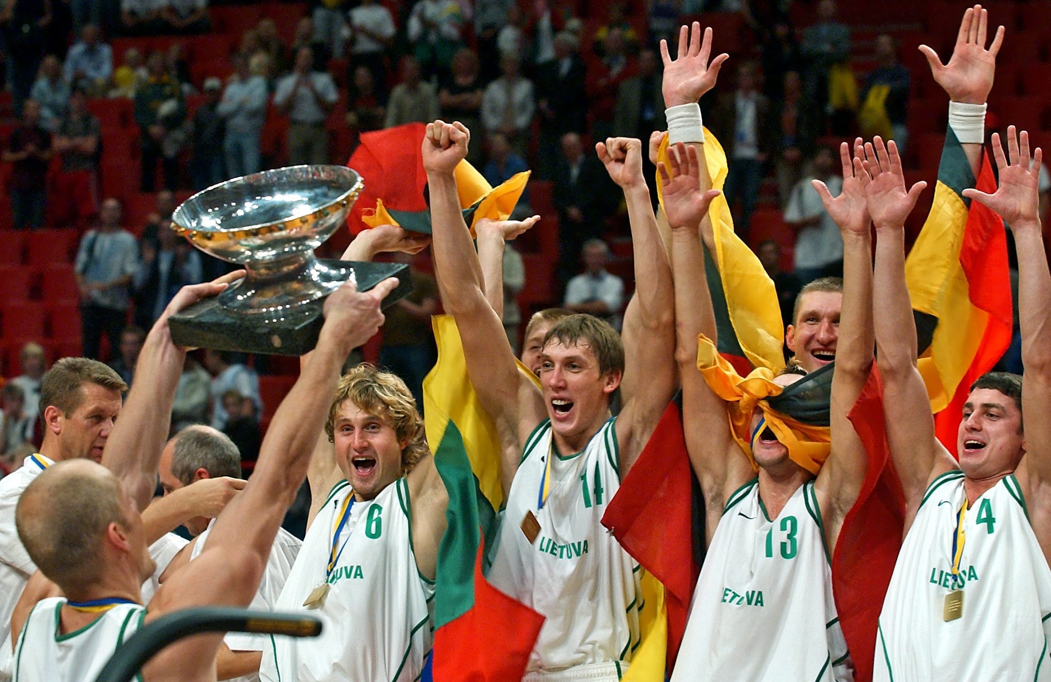 ELTA89862 Stokholmas, rugsėjo 15 d. (EPA-ELTA). Europos čempionų taurės – Lietuvos vyrų krepšinio rinktinės kapitono Sauliaus štombergo rankose. GN 2003.09.15 03:25:01. Gintaras Nenartavičius (ELTA)