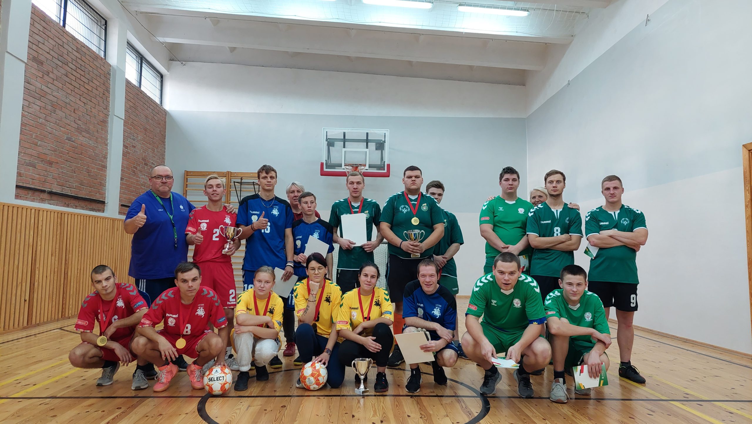 Turnyro-dalyviai-su-organizatoriais