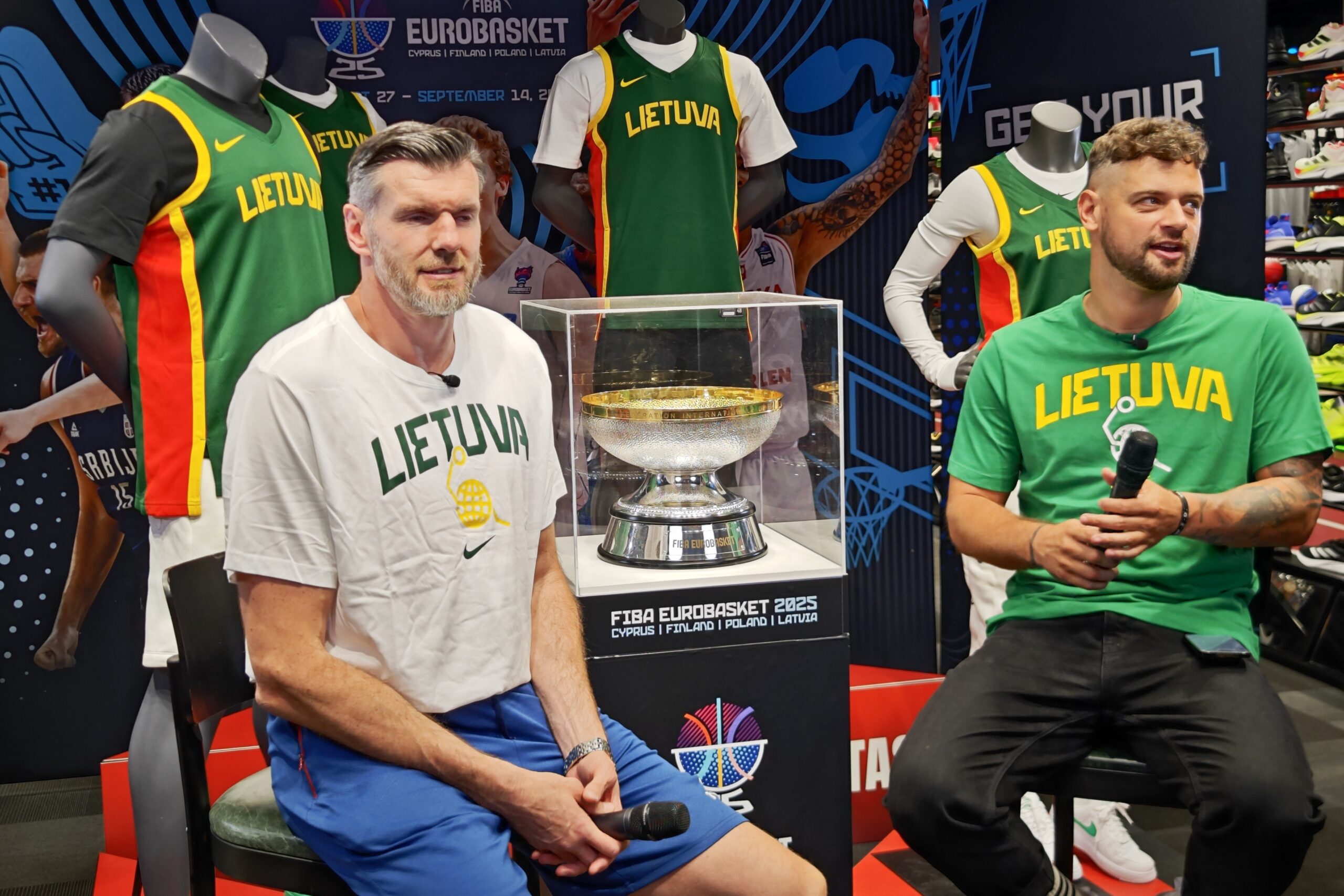 Šalia „Eurobasket“ trofėjaus atsidūręs Kšištofas Lavrinovičius linki rinktinei 2003-iųjų dvasios
