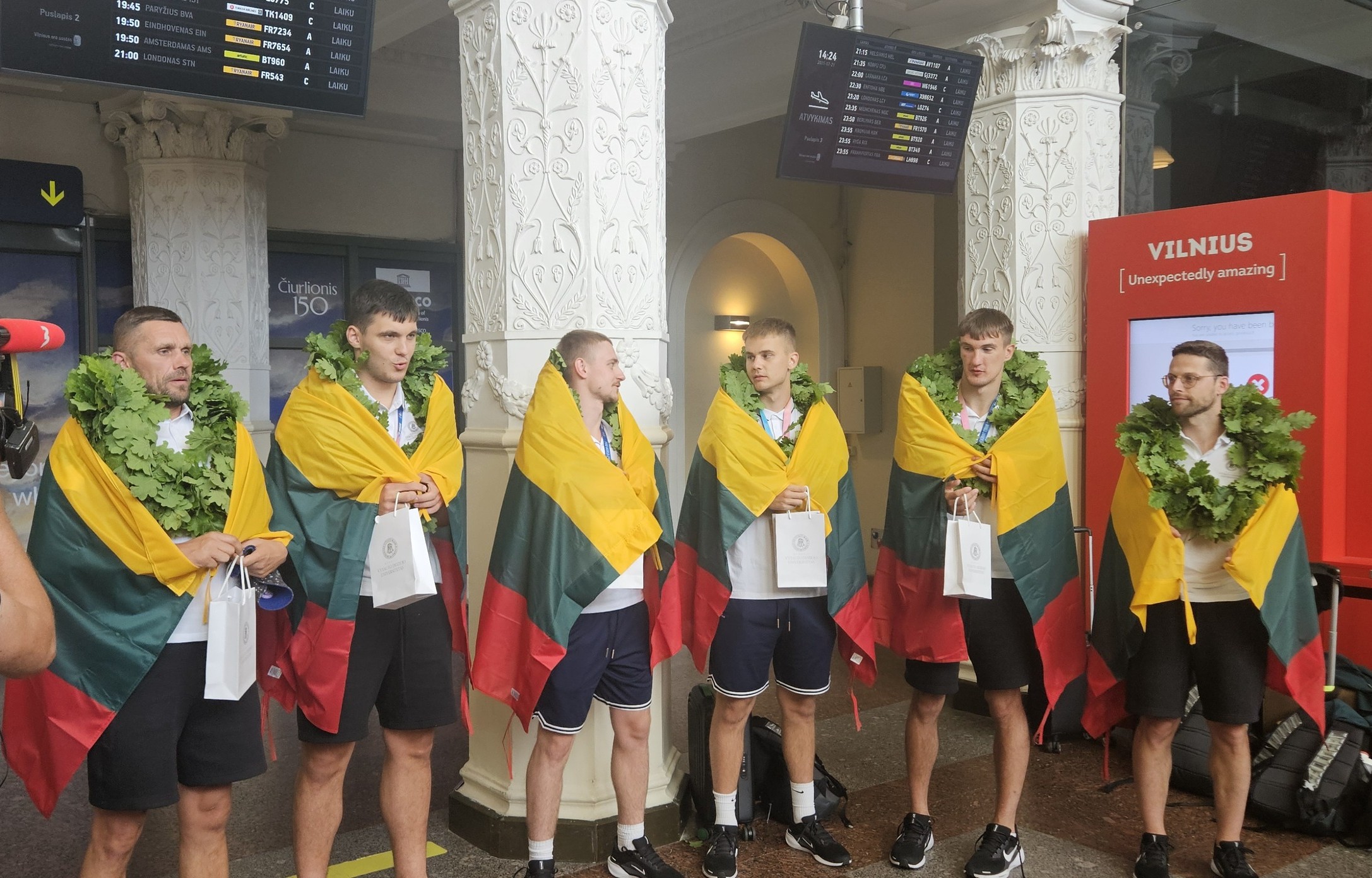 Universitetų žaidynių čempionai sutikti Vilniaus oro uoste