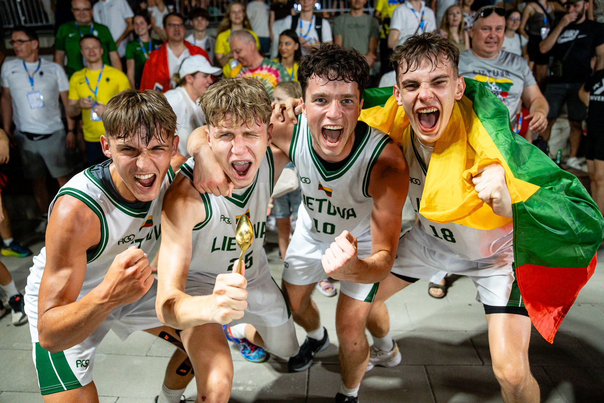 Visus šešis varžovus nugalėjusi Lietuvos vaikinų rinktinė – Europos jaunimo olimpinio festivalio 3×3 krepšinio čempionė