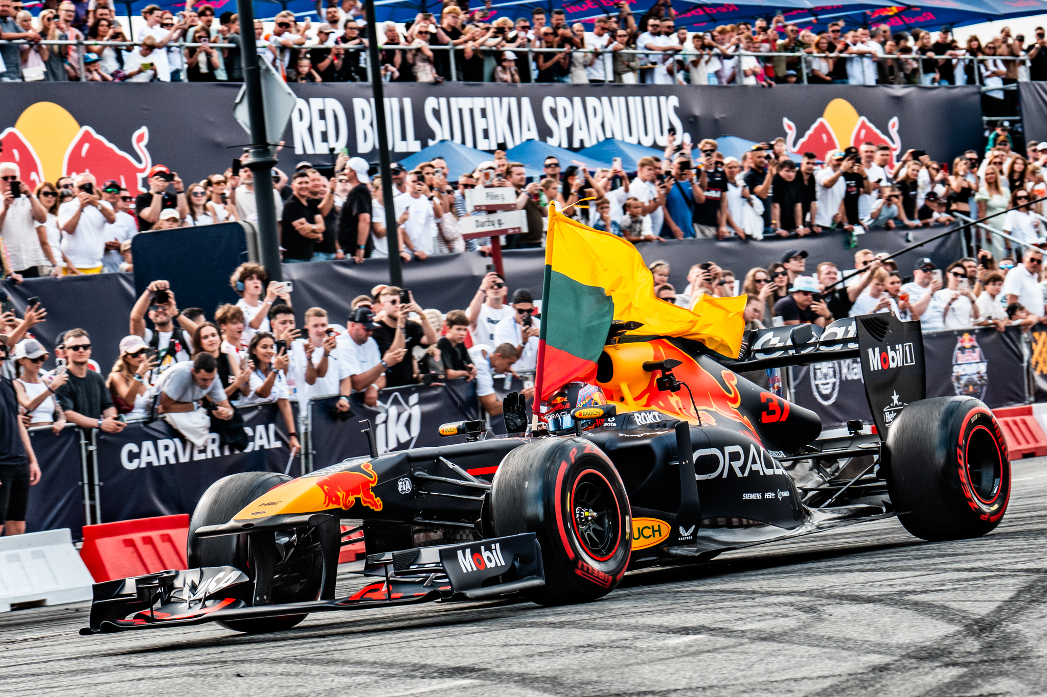 Įspūdžiai iš „Red Bull Showrun“: pulsuojantis adrenalinas, greitis ir dėsnius paneigiantys triukai