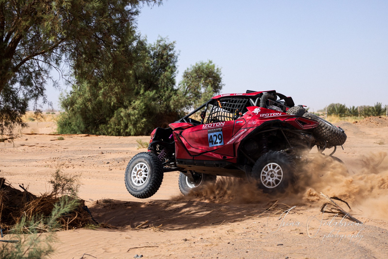 „Rallye du Maroc“ varžybose savo kaistančiam bagiui lietuviai paaukojo visą geriamą vandenį