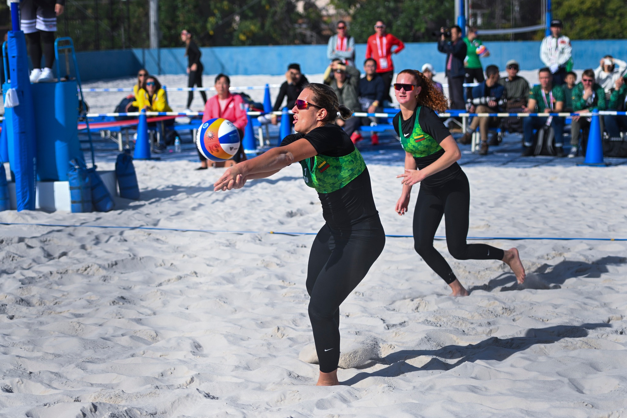 Deflimpinėse žaidynėse – paplūdimio tinklininkių žygis į pusfinalį bei krepšininkų nesėkmės